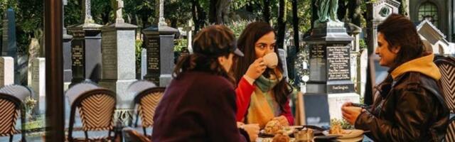 VRHUNSKI ESPRESO U DRUŠTVU POKOJNIKA: Bizarni trend u Berlinu - kafići na grobljima puni gostiju, a POSAO CVETA (FOTO)