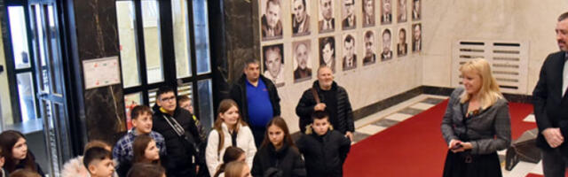 Деца из АП Косова и Метохије у посети Покрајинској влади и Скупштини АП Војводине