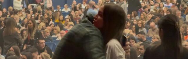 Bivši muž Marije Mikić grli misterioznu lepoticu u javnosti! Uhvaćen na delu u Sava centru