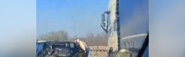 TEŠKA NESREĆA NA MOSTU BEŠKA: Auto zgužvan, u njemu bila porodica sa detetom, sudarili se s kombijem, kamiondžija odmah stao da pomogne (VIDEO)