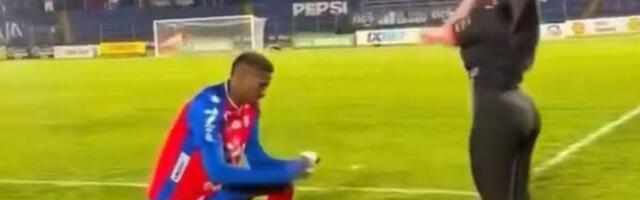 Fudbaler zaprosio devojku posle meča, pa tri dana kasnije raskinuo sa njom