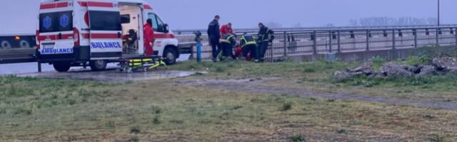 Prve slike sa mesta nesreće na Pupinovom mostu: Vatrogasci uspešno izvukli muškarca!