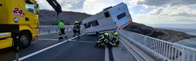 KAPA DOLE! Evo kako su vatrogasci spasili prikolicu koja je pri vetru od 150 km/h visila sa Krčkog mosta!