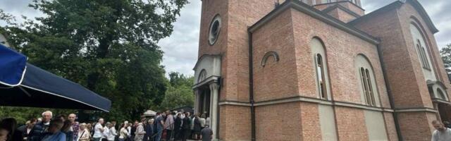 Narod u redovima od ranog jutra: Ove reči patrijarha Porfirija obavezno poslušajte na današnji dan (FOTO/VIDEO)