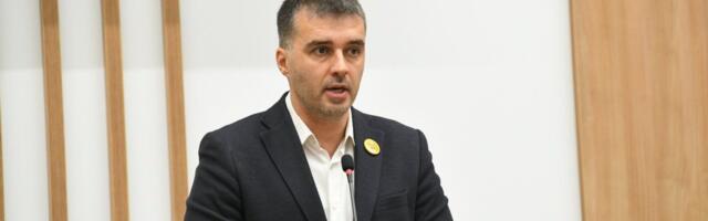 Ovaj doktor nauka?! Pa, ovo boli: Da li je moguće da je Savo Manojlović ovoliko nepismen?! (FOTO)