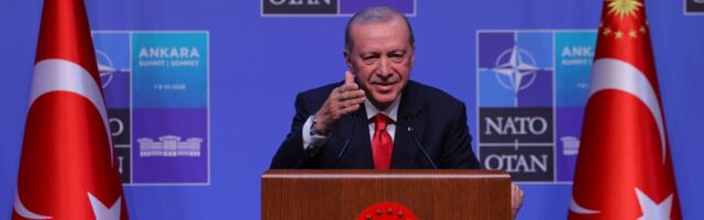 POTPUNO NEOČEKIVANO Erdogan liderima NATO i EU delio revolvere sa bojevom municijom