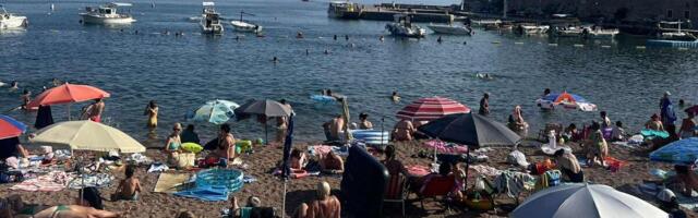 "NE BIH POTROŠILA TAMO NI 1 EVRO!" Turisti pobesneli zbog novog pravila o ležaljkama na plažama po Crnoj Gori