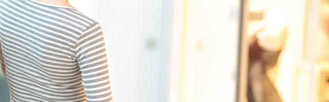 Plavuša otišla da kupi krevet! Ulazi ona u salon nameštaja i onda...