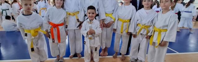 Brojne medalje i pehar za karatiste kluba „Radan Lebane“ na turniru u Vlasotincu