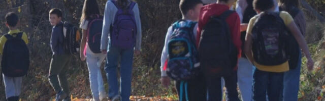 Pješače po 14 kilometara do škole: Školski kombi već mjesecima nije u funkciji za više sela oko Novog Pazara