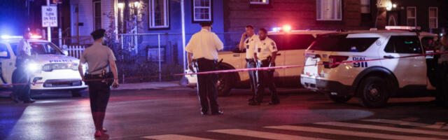 PUCNJAVA NA "CRNI PETAK" U TRŽNOM CENTRU! Dve osobe upucane, policija ispraznila objekat!