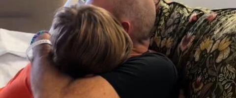 IMA SAMO 8 GODINA, A VODI NAJTEŽU BITKU SA OCEM! Snimak porodice dirnuo milione, a iza svega se krije bolna istina: Mali dečak, a OGROMNA snaga! (VIDEO)