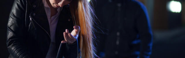 DRAMA NA ŽELEZNIČKOJ STANICI! Manijak ubijao ljude nožem, pa SKOČIO SA ŠESTOG SPRATA! Lekari se bore za život teško povređenih!