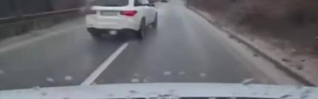 BAHATA VOŽNJA NA BOROVOJ GLAVI: Umalo izbegnuta teška nesreća, jesi li ti čoveče normalan? (VIDEO)