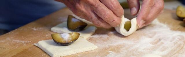 Knedle sa šljivama se nikada neće raspasti tokom kuvanja: Bakin trik za mekano i sočno testo