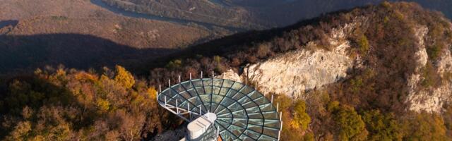 Srbija dobija svoj "nebeski svod": Stakleni vidikovac na Kablaru izdržao 132 tone tereta, detalji neverovatni