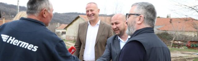 Vučićević u selu Vina: Ova porodica sama proizvodi 1.300 litara mleka! (FOTO)