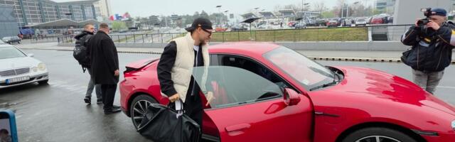 SAŠA KOVAČEVIĆ VOZI ZVER OD 120.000 EVRA: Pevač uhvaćen na aerodromu kako ulazi u besni "Porše"!