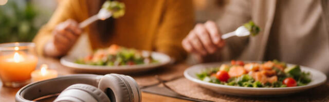 Slušajte muziku dok jedete: Smanjiće vam se želja za desertom