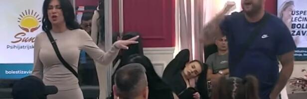 "ŽELI DA ME UDARI JER NISAM MAJKA" Nikad srčanija svađa Asmina i Stanije, oplela po trudnici: "Ona podržava Sofiju da bi joj Dane..." Pale BRUTALNE reči (FOTO)
