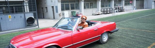 Ćana uletela na Tašmajdan oldtajmerom! Pevačica ponovo oduševila javnost (FOTO/VIDEO)