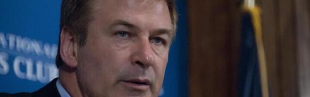 Alek Boldvin zaratio sa udovcem ubijene snimateljke