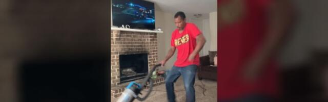 Pitbul napada usisivač: Ništa mu ne mogu (VIDEO)