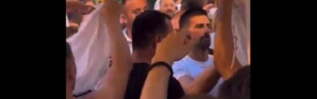 Novakomanija: Navijači upali na teren, Đoković se IZGUBIO U MASI (VIDEO)