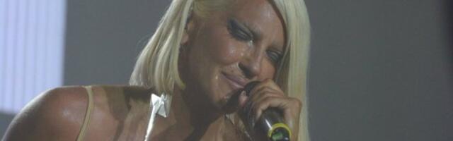 PREKINUT KONCERT JELENE KARLEUŠE U STAROJ PAZOVI: Muzička zvezda završila u SUZAMA! (VIDEO)