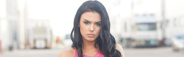 (FOTO) Grudi se prelivaju iz korseta! Anita Stanojlović ne može da obuzda silikone