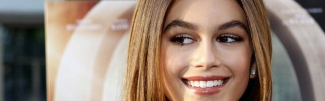 Ćerka Sindi Kraford ZAPALILA Veneciju u PROVIDNOJ HALJINI BEZ GRUDNJAKA:  Prošetala sa 9 godina starijim dečkom (FOTO)