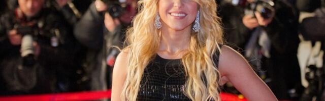 Šakira prošetala crvenim tepihom sa SINOVIMA Milanom (12) i Sašom (10) i svi su gledali u njih: Modno su se i uskladili (VIDEO)