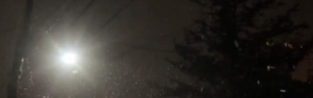 OGROMNA LEDENA MASA JE IZNAD BEOGRADA Počeo i sneg, SNIMLJENO KAKO VEJE! Evo gde će još padati (VIDEO)