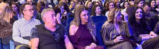 SELI U PRVI RED, NIKO NE SKIDA POGLED SA NJIH: Mima Karadžić i zanosna brineta napravili pometnju na koncertu, svi pokušavaju da dokuče kakav im je odnos (VIDEO)