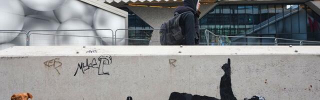 Benksi potvrdio autorstvo novog murala u Londonu: Dvoje dece u zimskoj odeći intrigiraju prolaznike