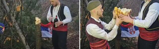 Pod Šar planinom i danas se čuva tradicija: Badnjake sekli u narodnoj nošnji!