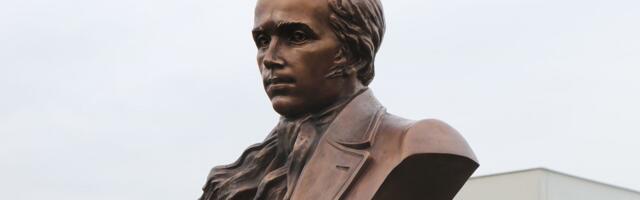 VIDEO Oskrnavljen spomenik Tarasu Ševčenku: Građani uklanjaju crnu farbu sa spomenika