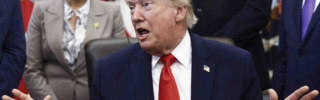 Трамп запретио Европи царинама од 100 одсто