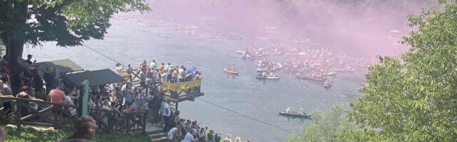 REKA LJUDI I ČAMACA PREPLAVILA DRINU! Više od 20.000 ljudi zaplovilo od Perućca do Rogačice: Baklje, srpske trobojke i luda zabava na vodi! (FOTO)