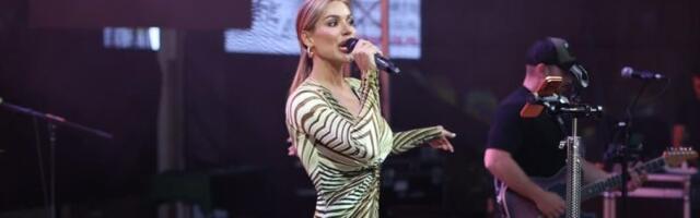 Šta joj je to na stopalima? Srbi u šoku zumiraju sliku naše pevačice - Ne veruju šta je uradila (FOTO)