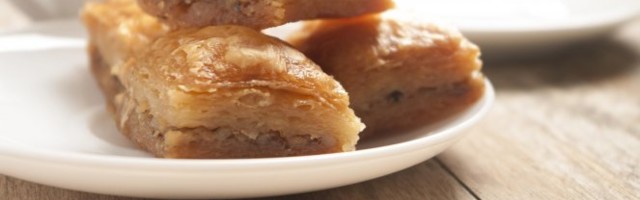 BAKLAVA SA ORASIMA I VANILOM! Brza i ukusna POSLASTICA gotova za 20 MINUTA!