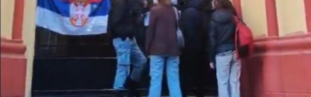 TENZIJE Karlovačka gimnazija bila blokirana, direktor i domar gurali vrata (VIDEO)
