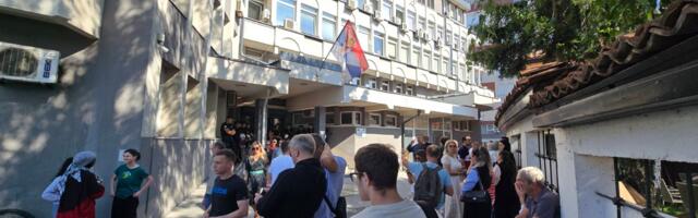 Protest ispred suda u Novom Pazaru – “Ne idemo kući dok ih ne pustite!”