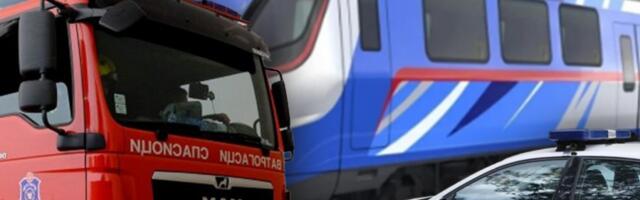 TINEJDŽERA UDARILA STRUJA KAD JE UŠAO U VAGON KOD PANČEVAČKOG MOSTA! Hitno prevezen u bolnicu sa teškim opekotinama - BUKNUO POŽAR!
