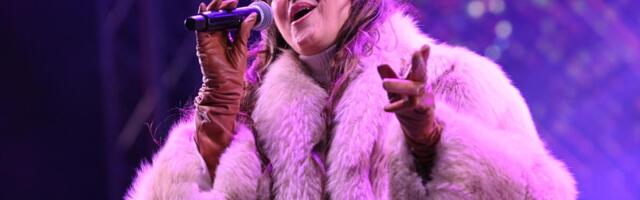 ALEKSANDRA RADOVIĆ U SKUPOCENOJ BUNDI I DUBOKIM ČIZMAMA ZAPALILA MASU! Pevačica dočekuje 2026. u Beogradu na vodi, o njenom stajlingu svi pričaju