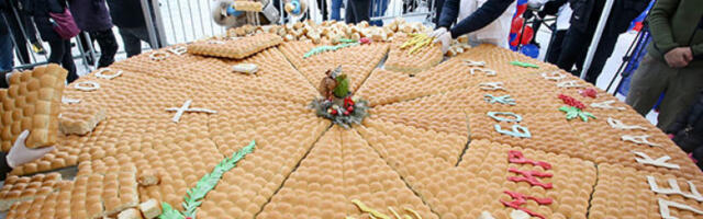 Божићна чесница са 33 златна дуката ломљена испред Храма Светог Саве