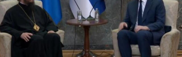 Вучићу уручен Орден Новомученика бихаћко-петровачких : Председник са епископом Сергијем