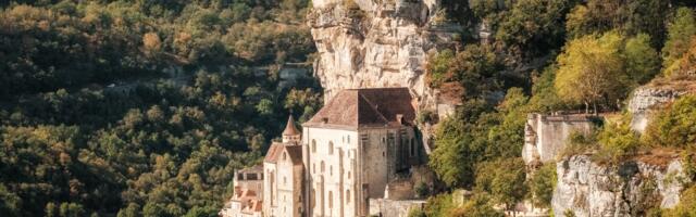 Ovo selo se nalazi na samom vrhu litice, a legenda o telu muškarca ga još uvek prati: Malo ko je čuo za njega