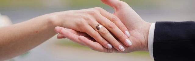 Mladenci: Koja je simbolika ovog praznika i zašto se danas mese mladenčići?