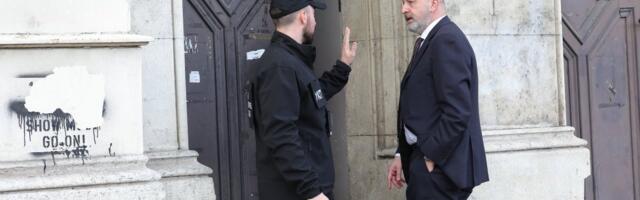 Rektor Đokić pokušao da se sakrije iza belgijskog ambasadora! Policija ispratila i njega